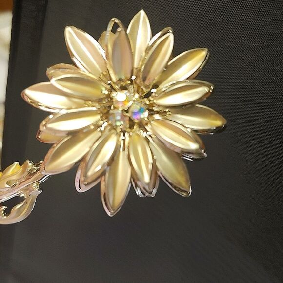 Vintage gold tone sparkly brooch - Picture 3 of 4